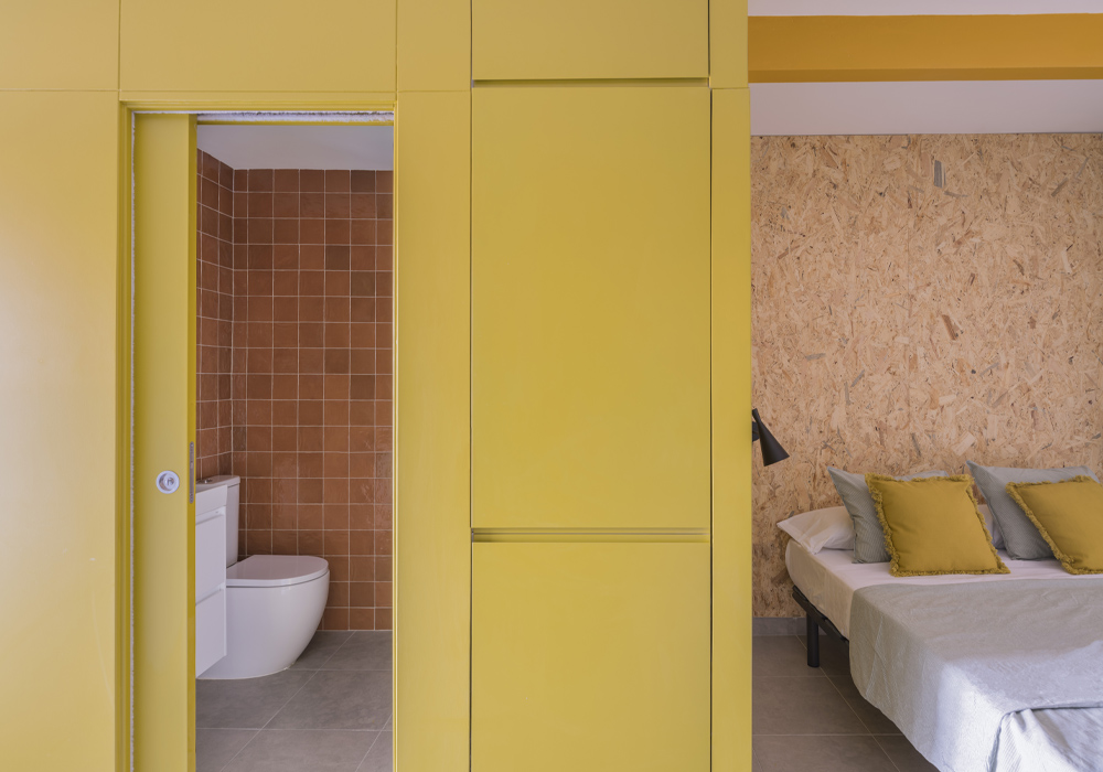 Dormitorio y Baño Amarillo y texturas Azulejo OOIIO Apartamentos MAN 3