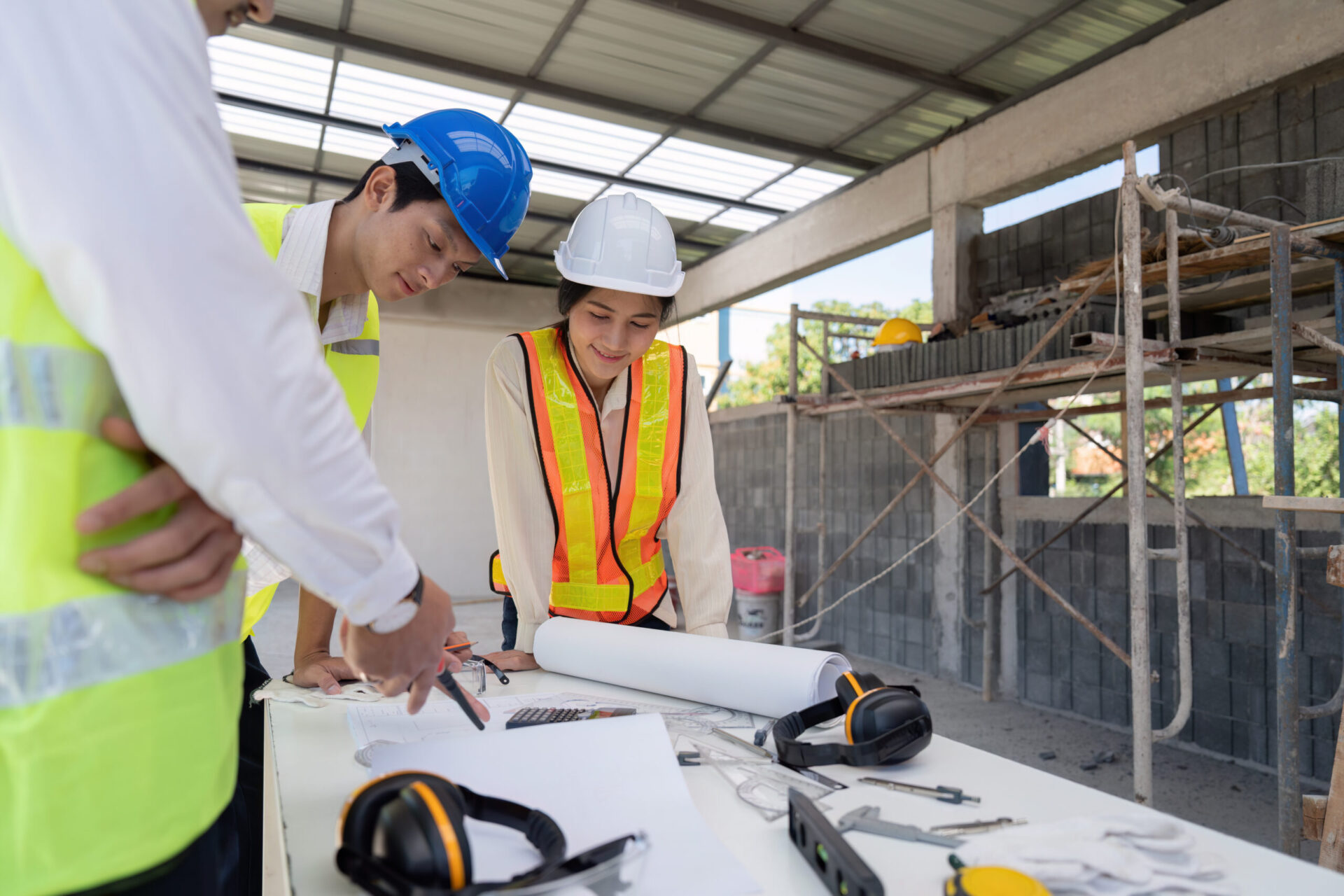 Profesional revisando planos durante visita a obra de rehabilitación de vivienda