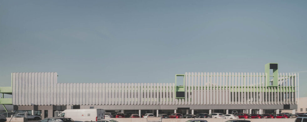 OOIIO Arquitectura Leganes Auto Center C4 980x392