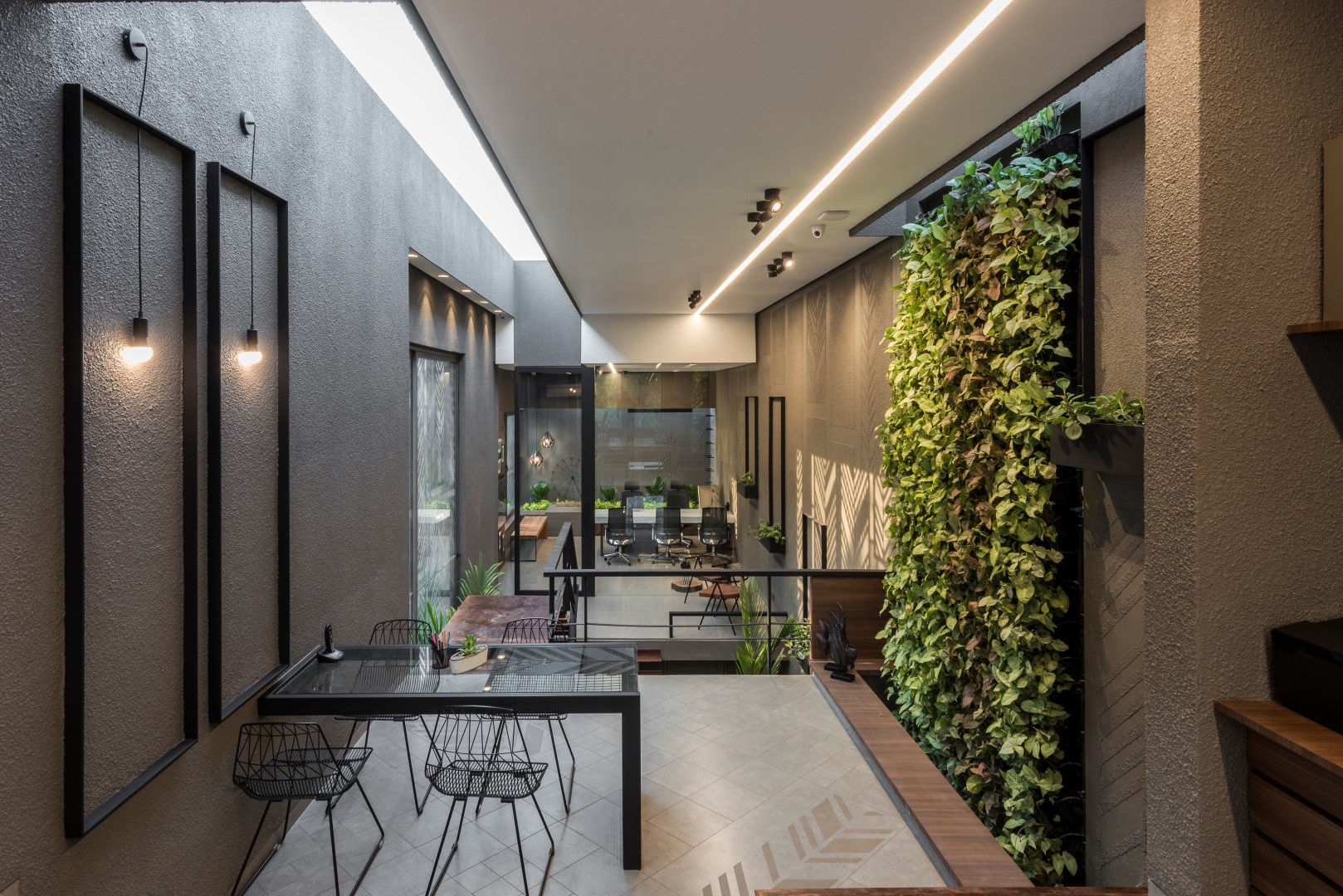 Cuánto cobra un arquitecto en Madrid – Imagen 1 Arquitecto revisando planos de reforma sobre mesa de trabajo con muestras de materiales