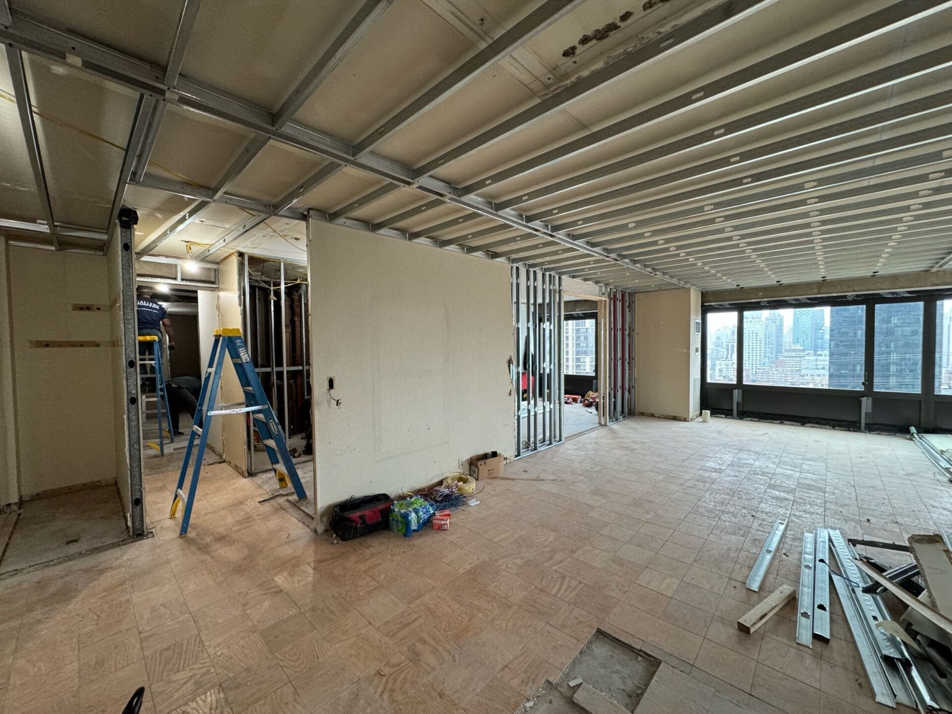 Reforma integral por metro cuadrado – Imagen 1 Interior de vivienda durante obra de reforma integral con planos y herramientas