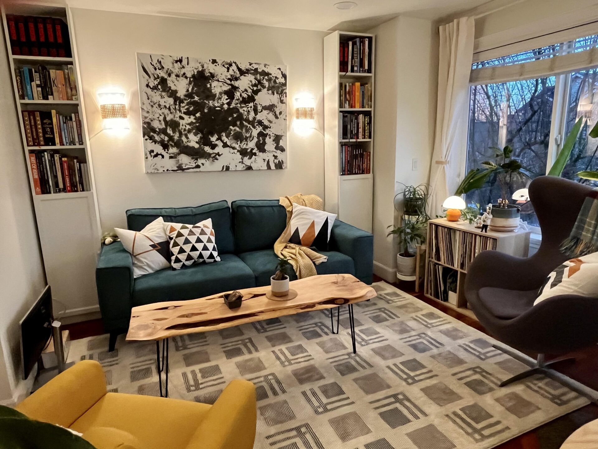 Vivienda terminada tras rehabilitación completa con acabados finales y mobiliario