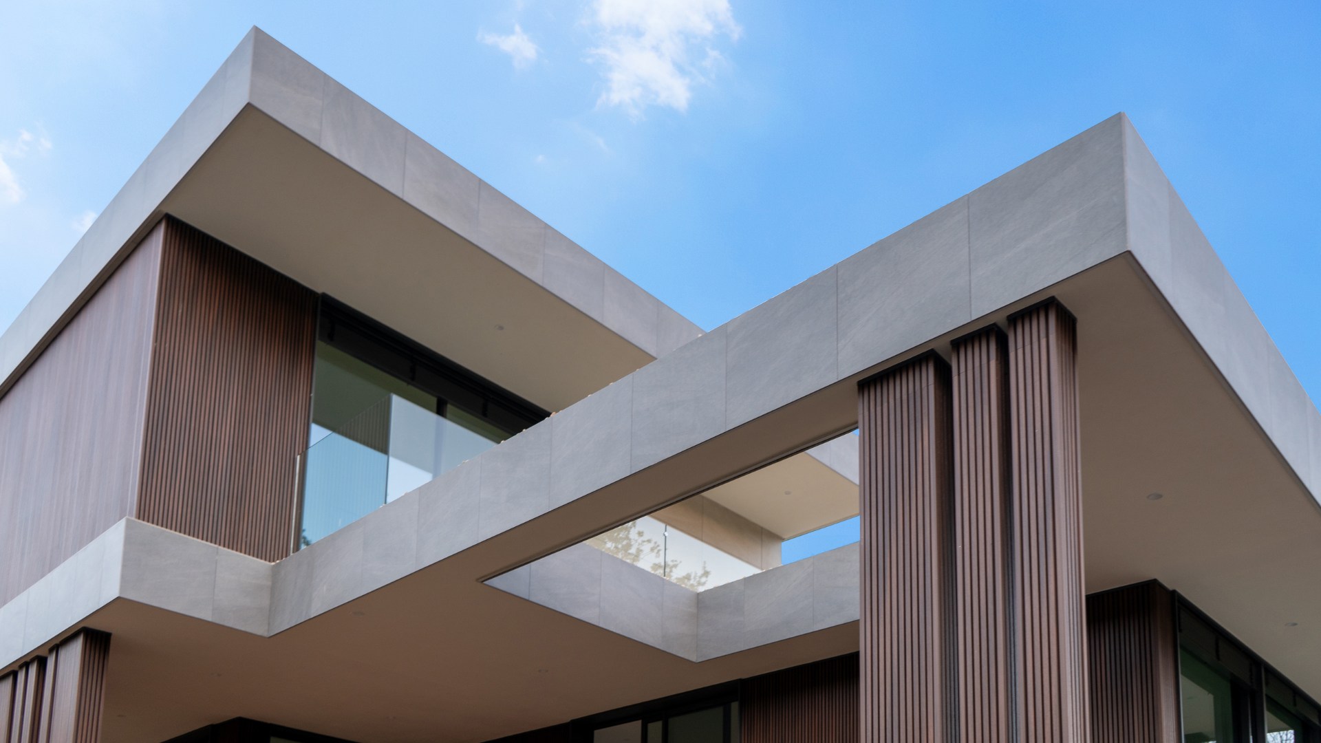 Vivienda unifamiliar en construcción con andamios y estructura terminada