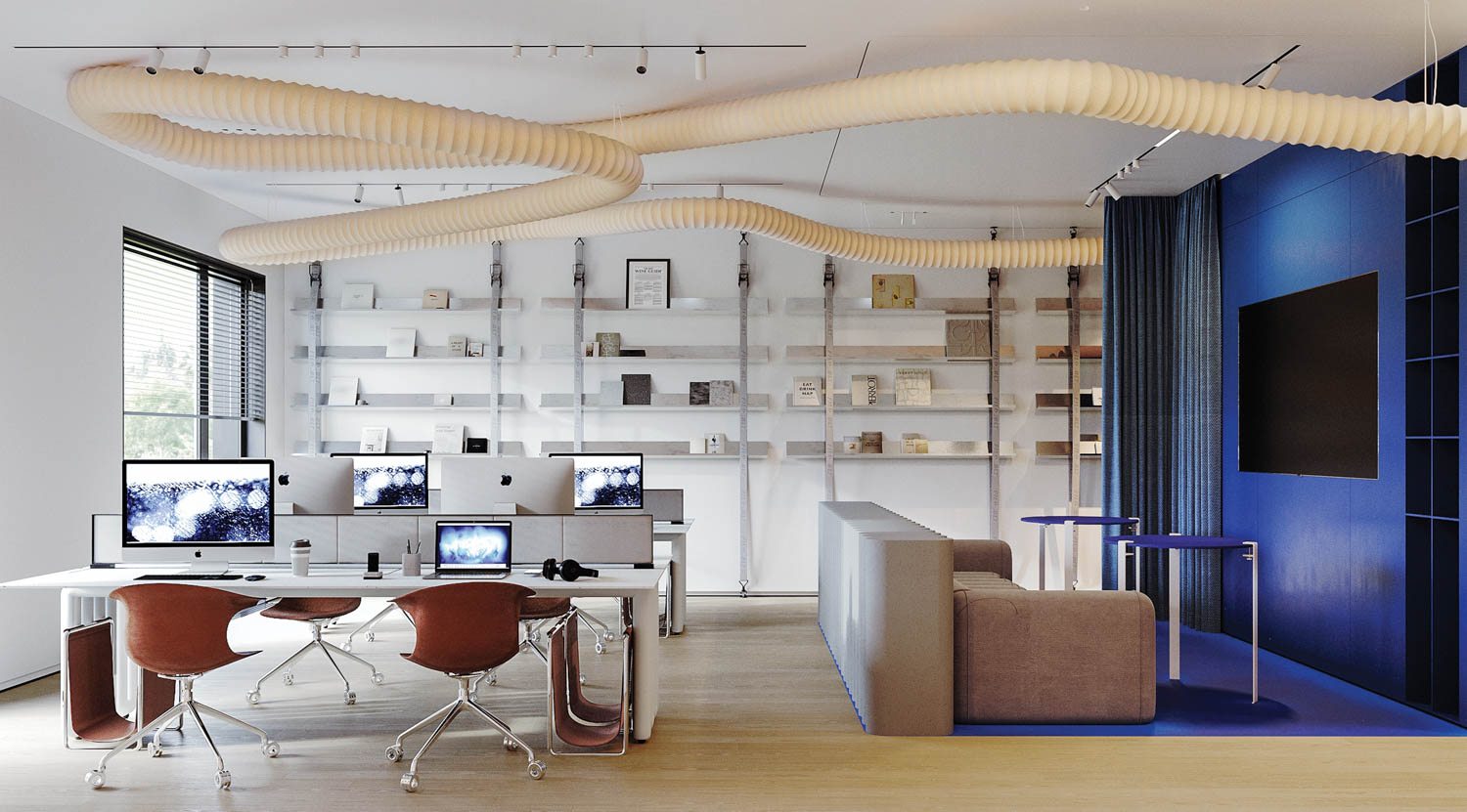 Espacio de trabajo profesional en un estudio de interiorismo con planos y muestras