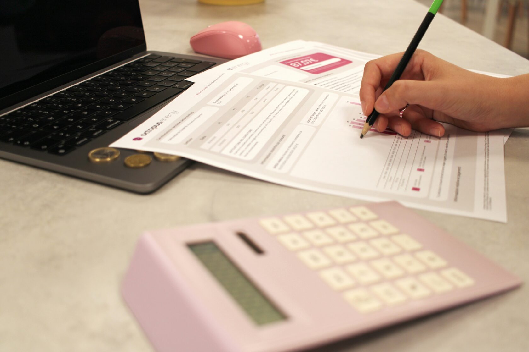Documentación fiscal y facturas de servicios profesionales sobre mesa de despacho