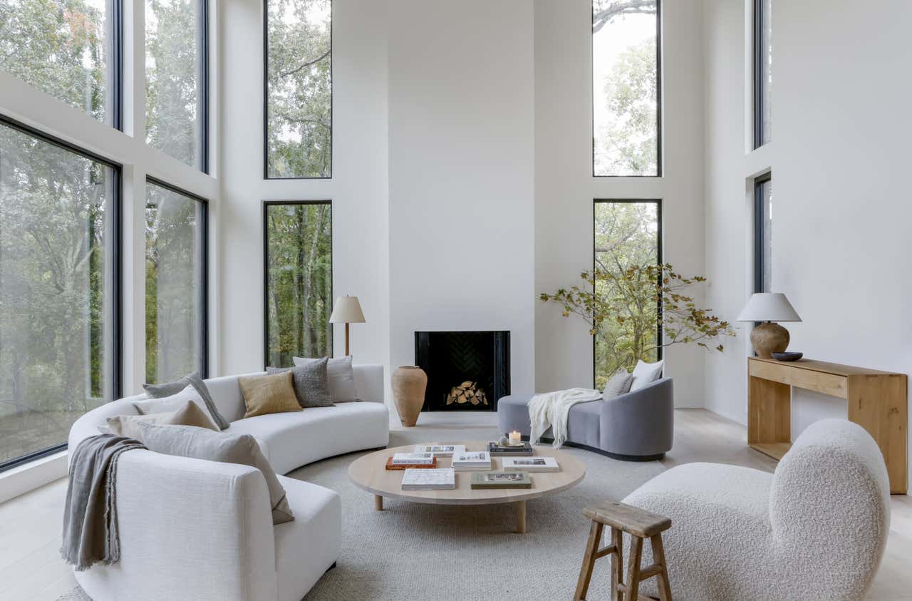 Salón residencial tras finalizar reforma completa con acabados y mobiliario contemporáneo