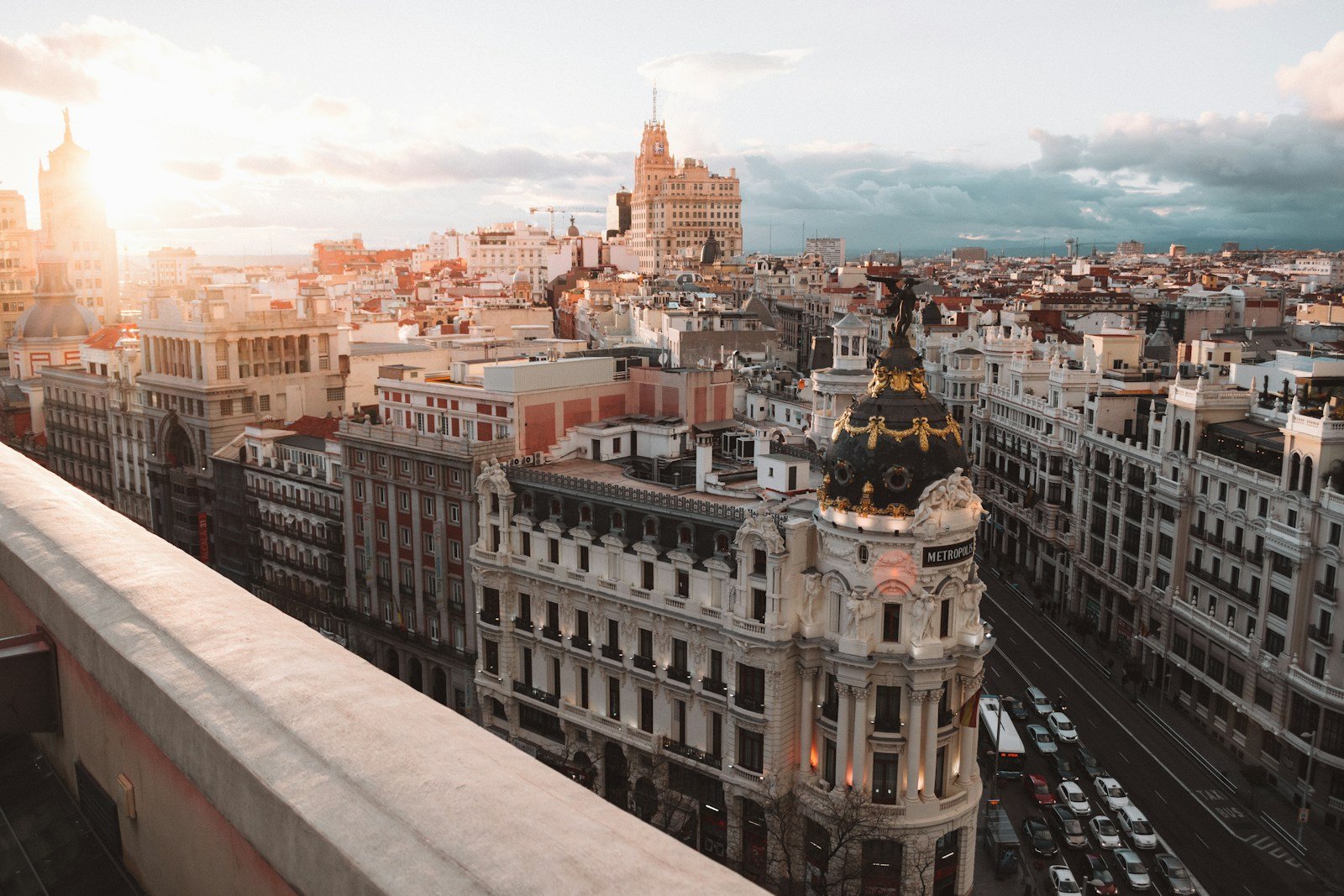Permisos y licencias para reformar en Madrid – Imagen 1 Fachada de edificio residencial antiguo en el centro de Madrid con balcones de forja