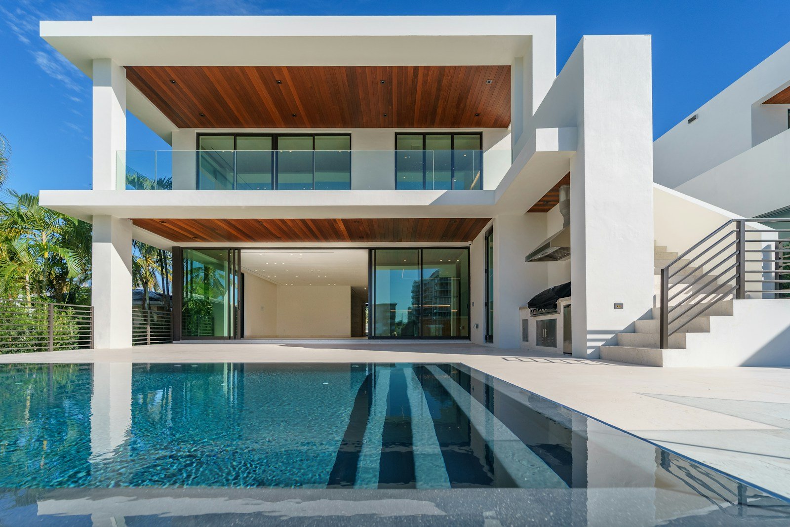 Fachada de vivienda unifamiliar contemporánea con grandes huecos y luz natural