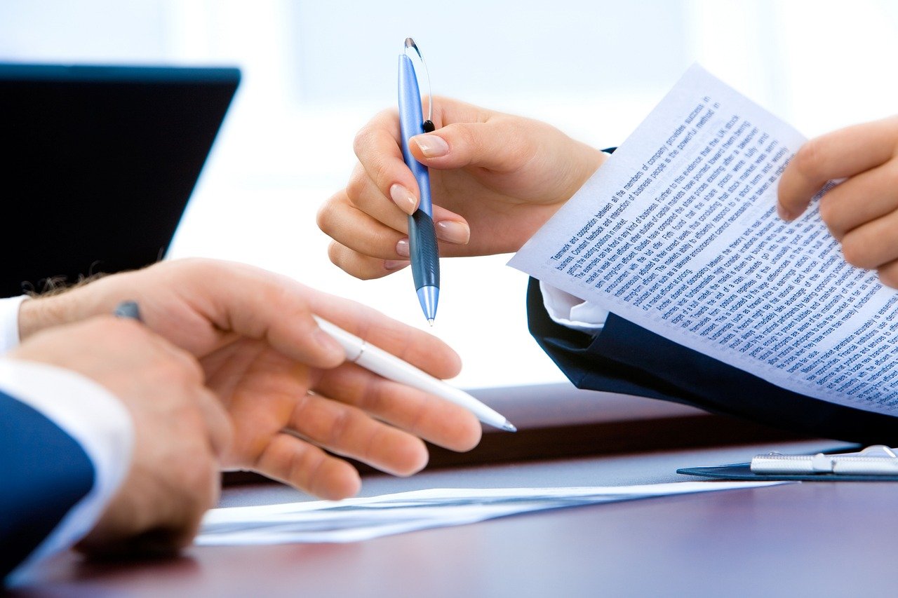 Firma de contrato de obra con documentación de partidas y mediciones detalladas