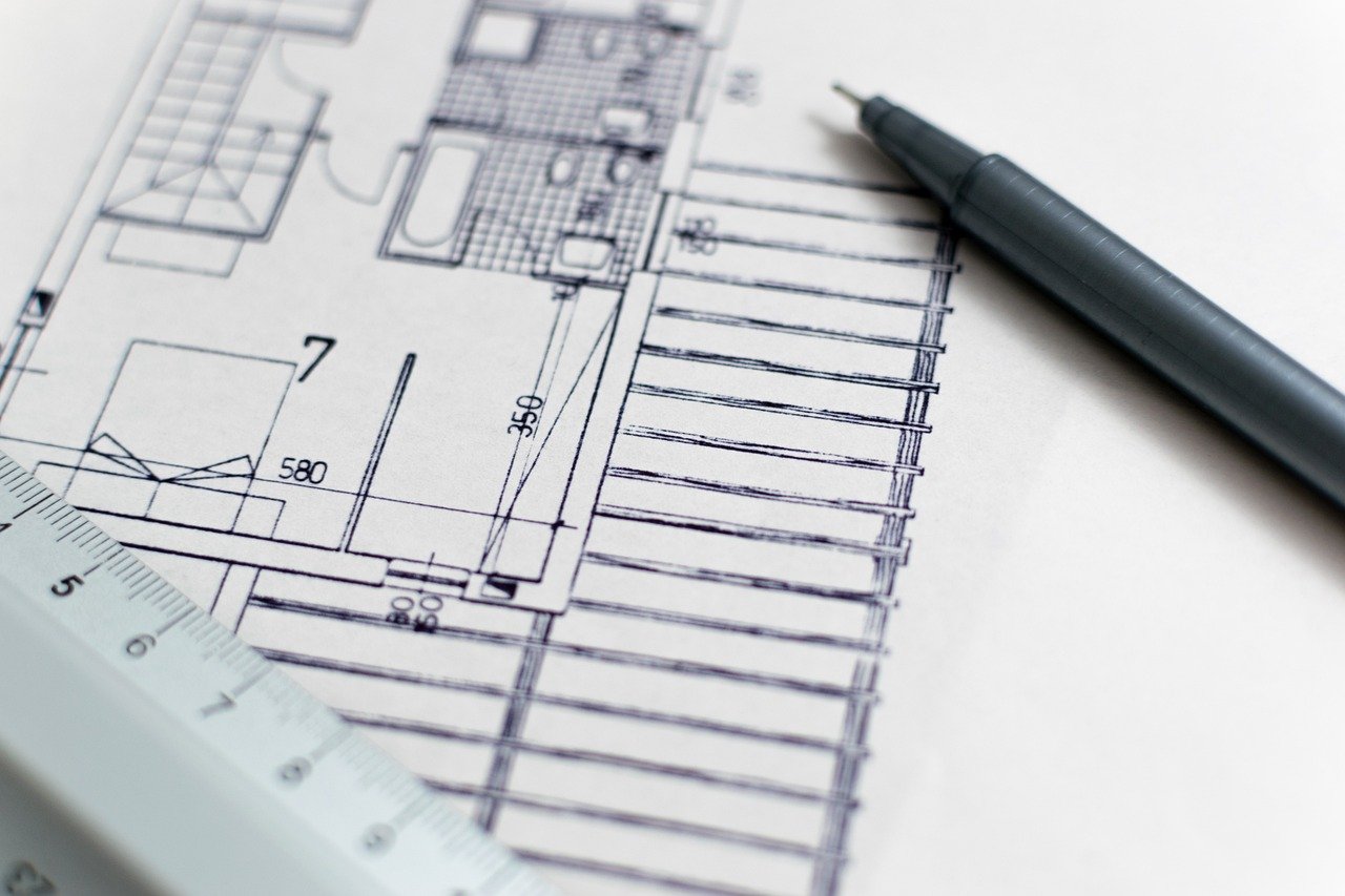 Maqueta de trabajo y plantas dibujadas de un conjunto residencial con patio