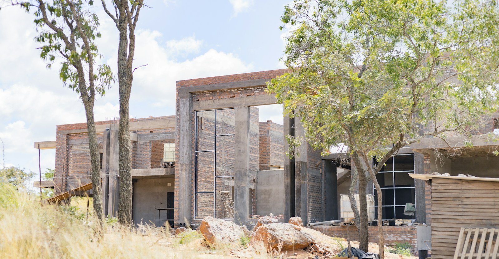 Obra de vivienda unifamiliar en fase de estructura con forjados y muros ya levantados