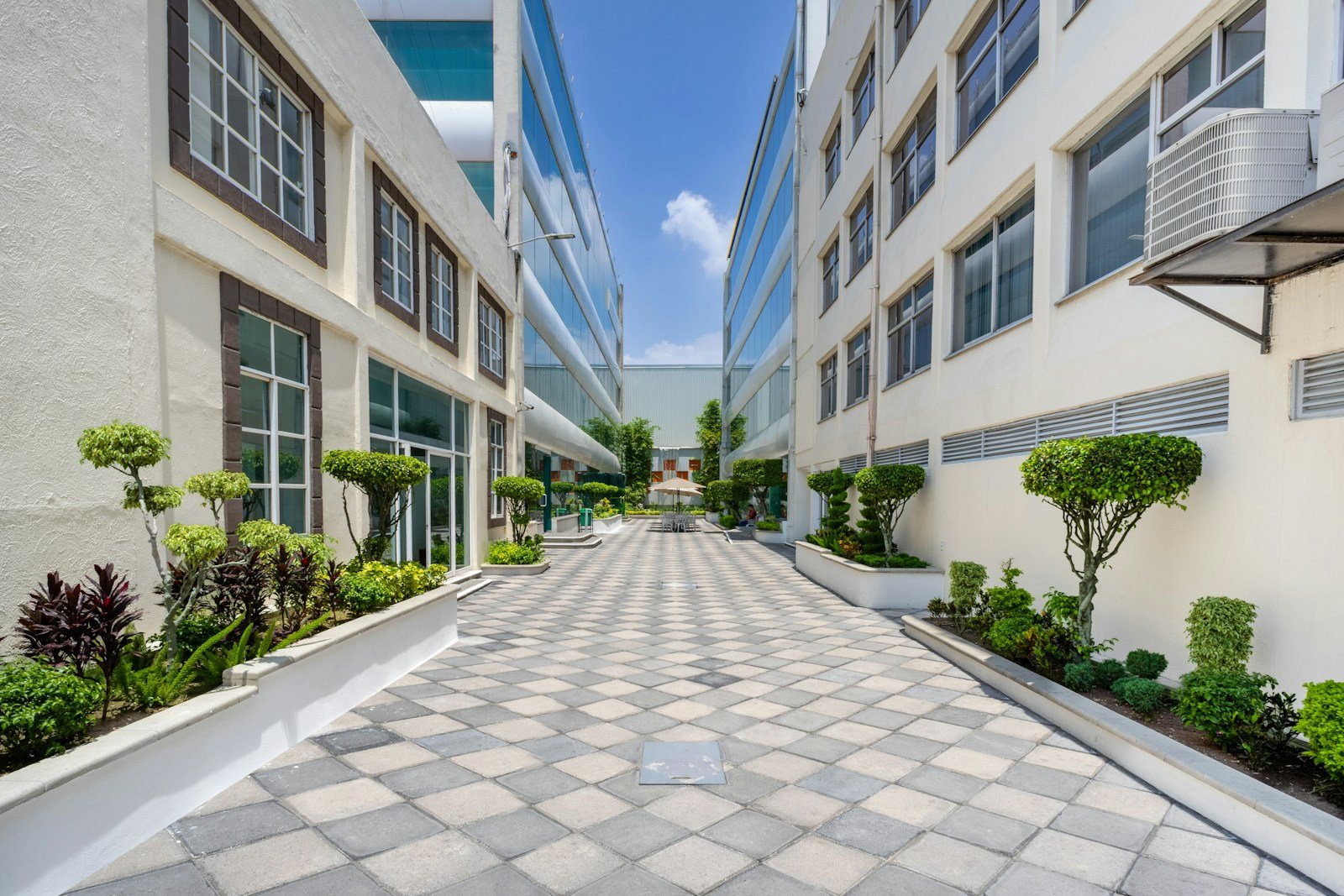 Patio interior con galerías de acceso en un edificio de vivienda colaborativa