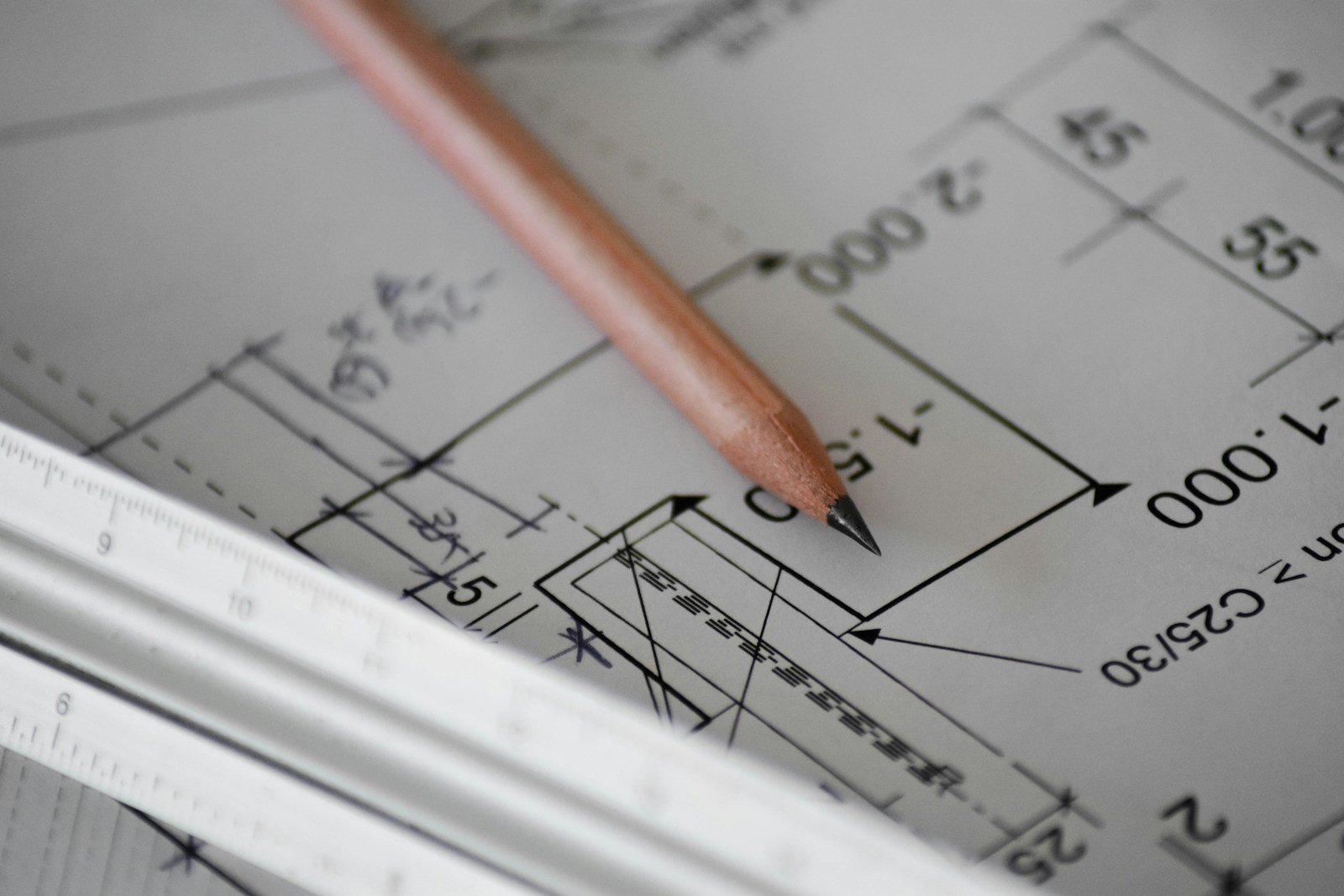 Planos técnicos y hojas de presupuesto sobre mesa de estudio de arquitectura