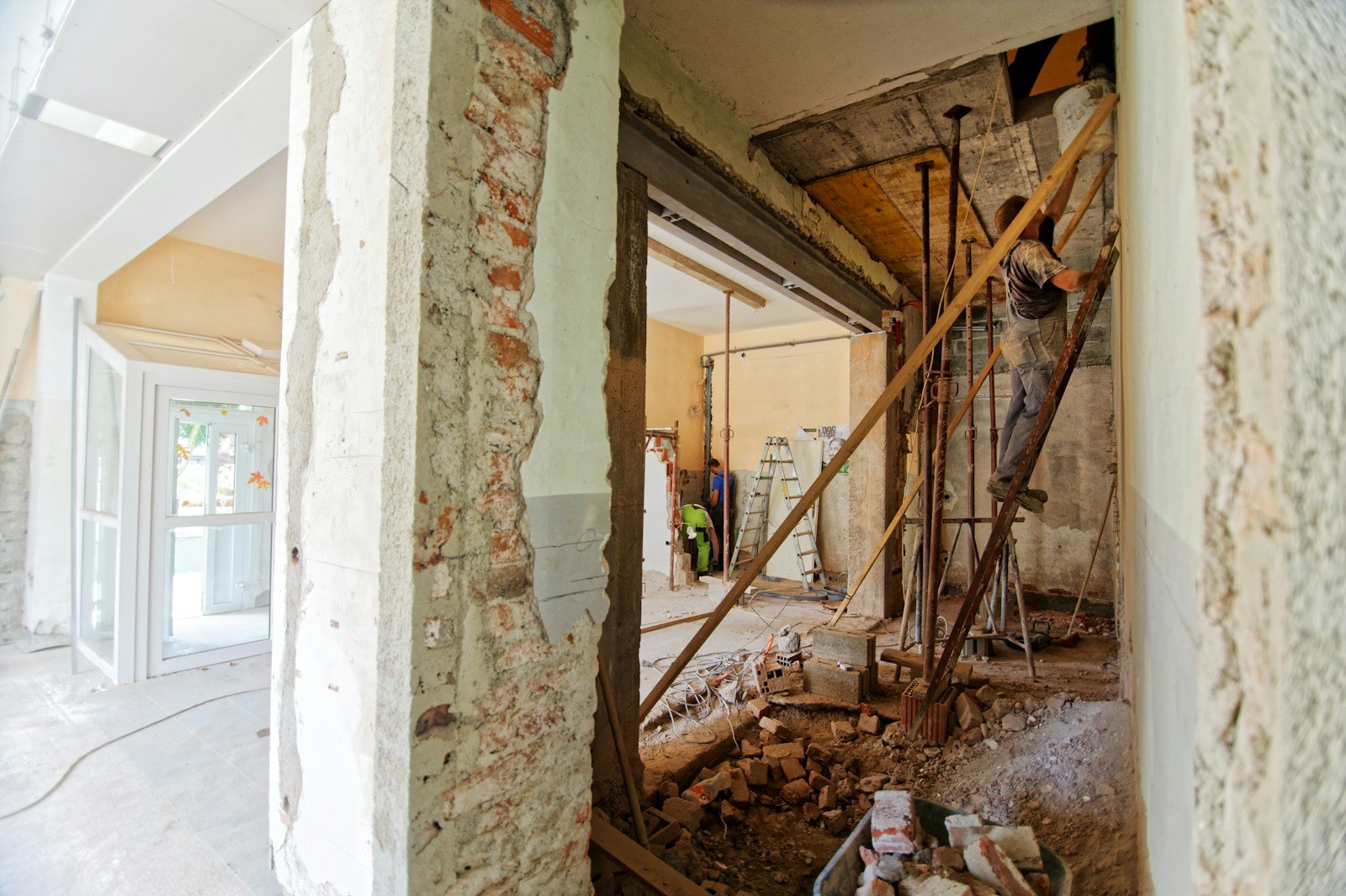 Vivienda en obra con tabiques derribados e instalaciones antiguas a la vista