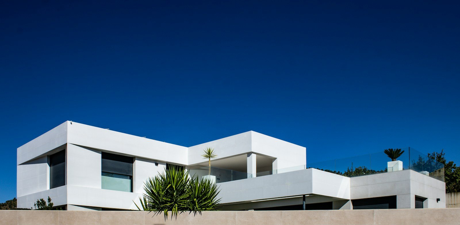 Vivienda contemporánea terminada con huecos orientados y protección solar