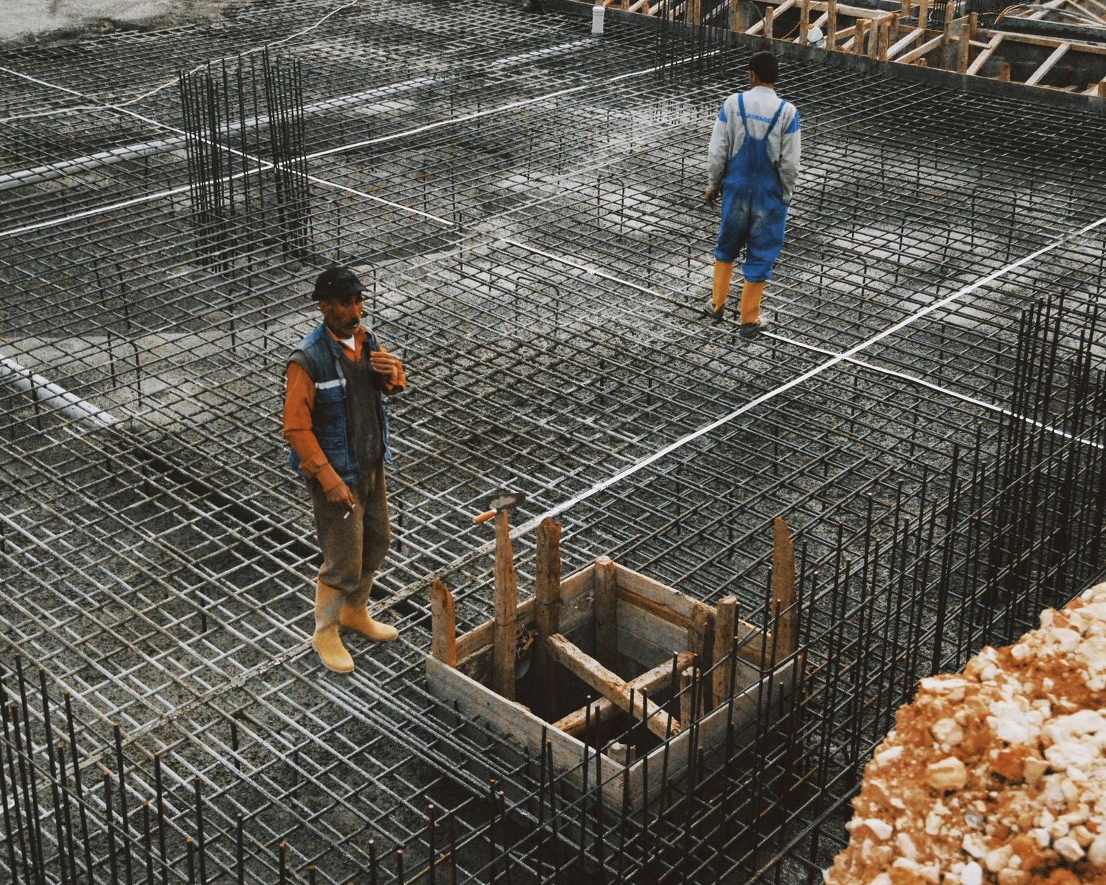 Fase de cimentación de vivienda unifamiliar tras obtener la autorización municipal de obra