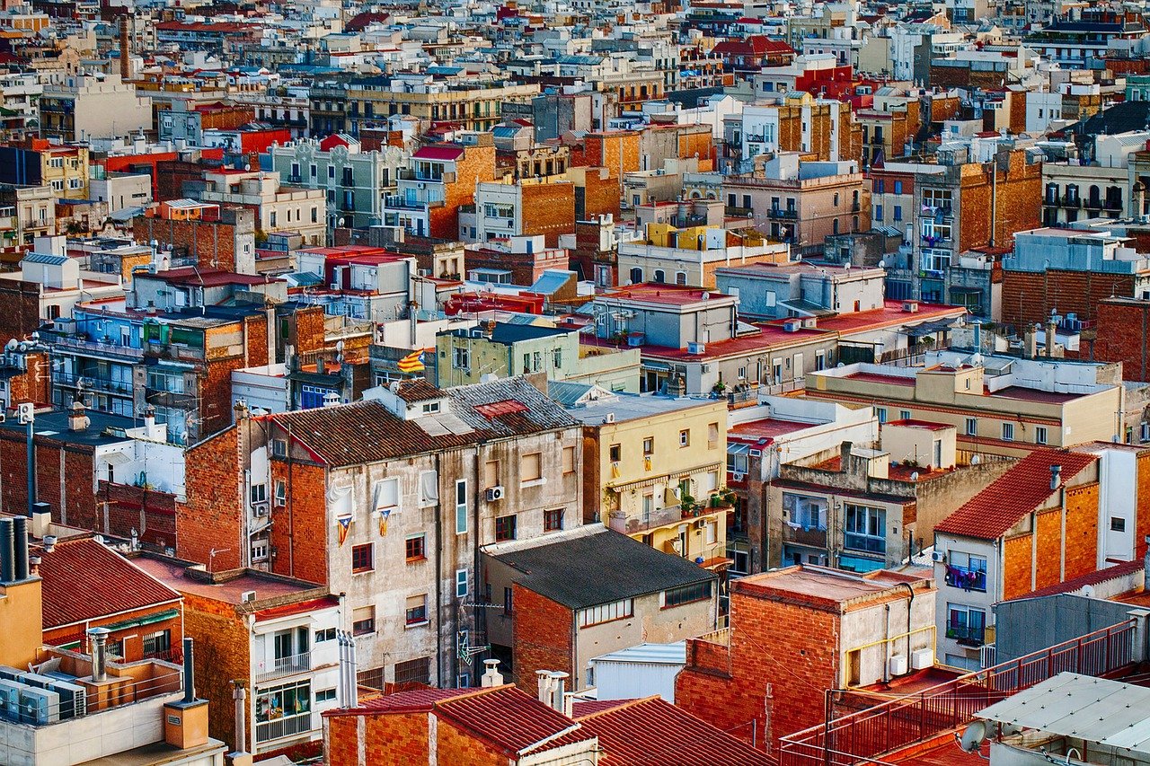 Vista elevada de cubiertas de un barrio consolidado de la capital