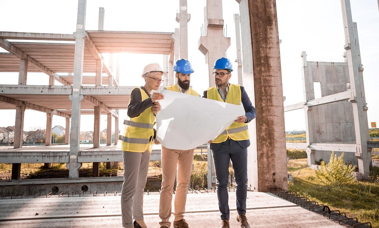 Técnico supervisando la ejecución de estructura durante una visita de obra