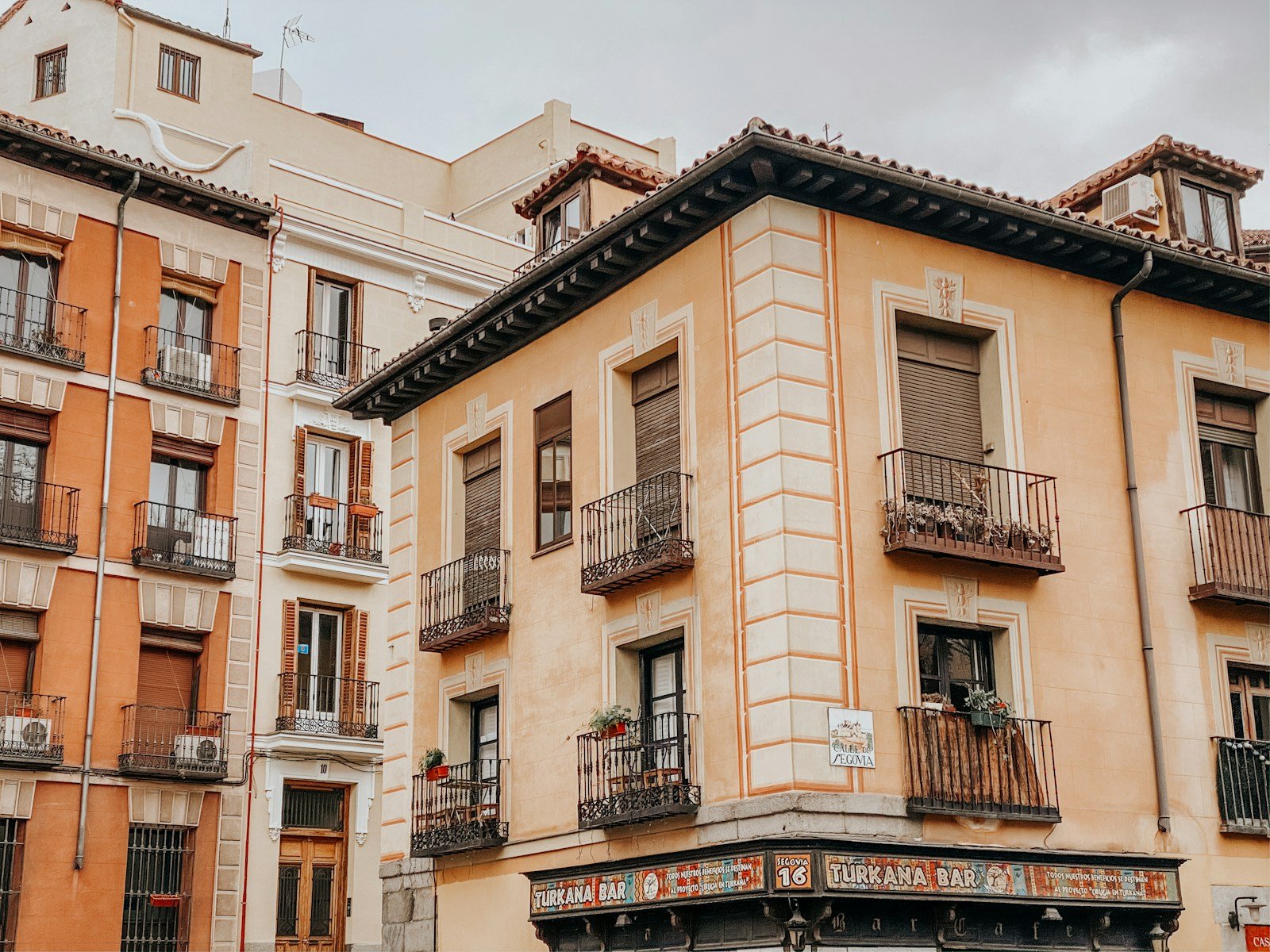 Edificio residencial en obras en un entorno urbano denso de Madrid