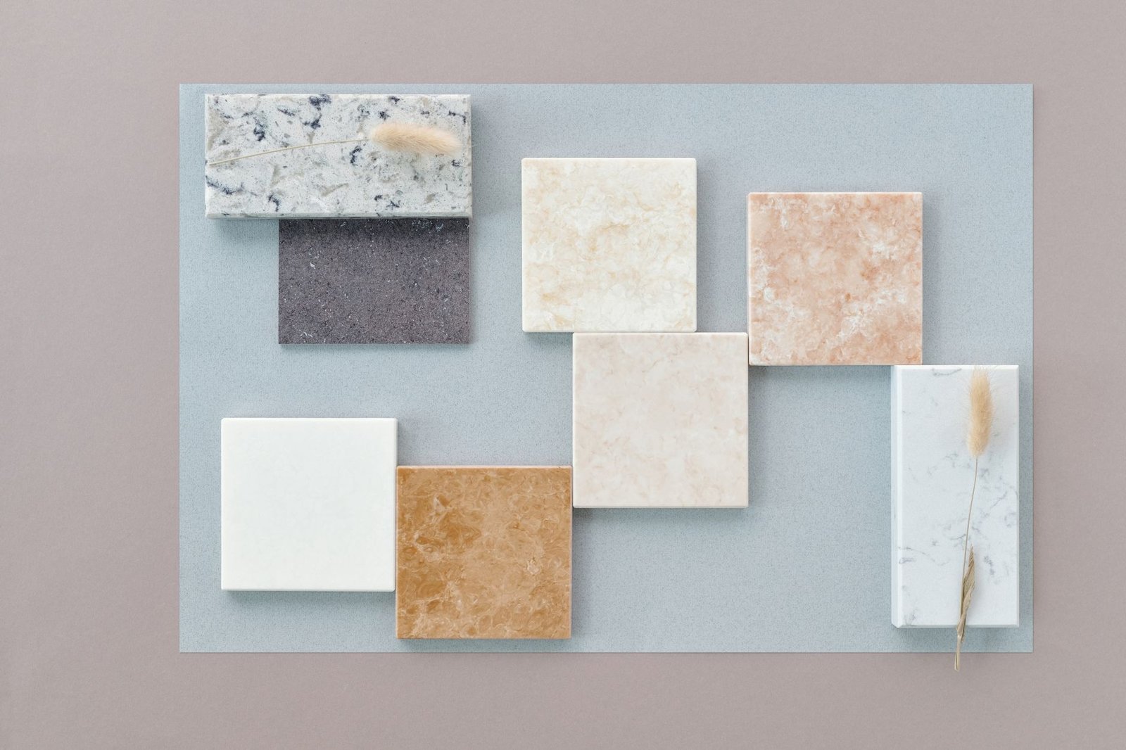 Qué materiales y acabados elegir en interiorismo – Imagen 1 Muestras de madera piedra y cerámica ordenadas sobre plano de interiorismo
