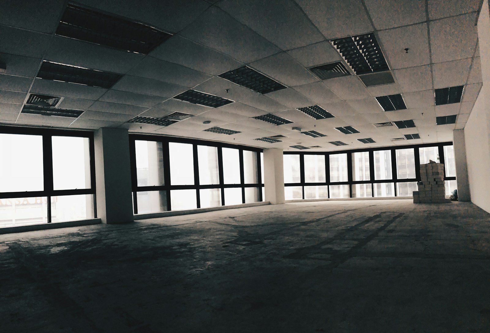 Planta de oficinas vacía pendiente de transformación a uso residencial