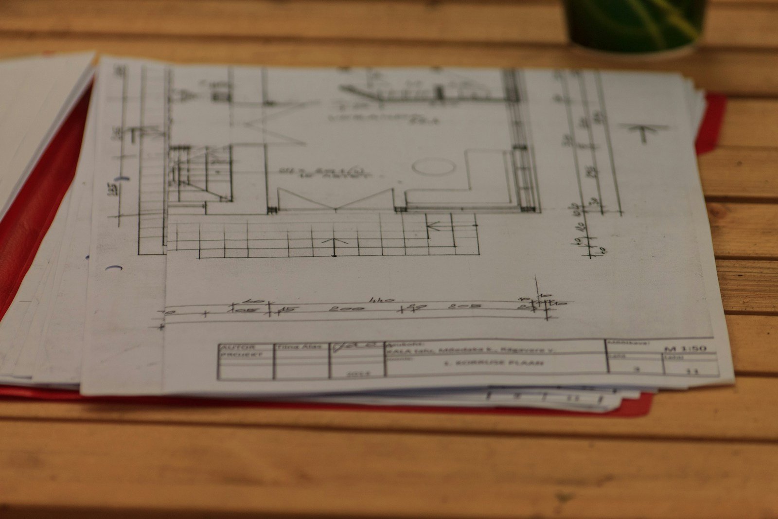 Planos de proyecto residencial sobre mesa de trabajo antes de la tramitación municipal