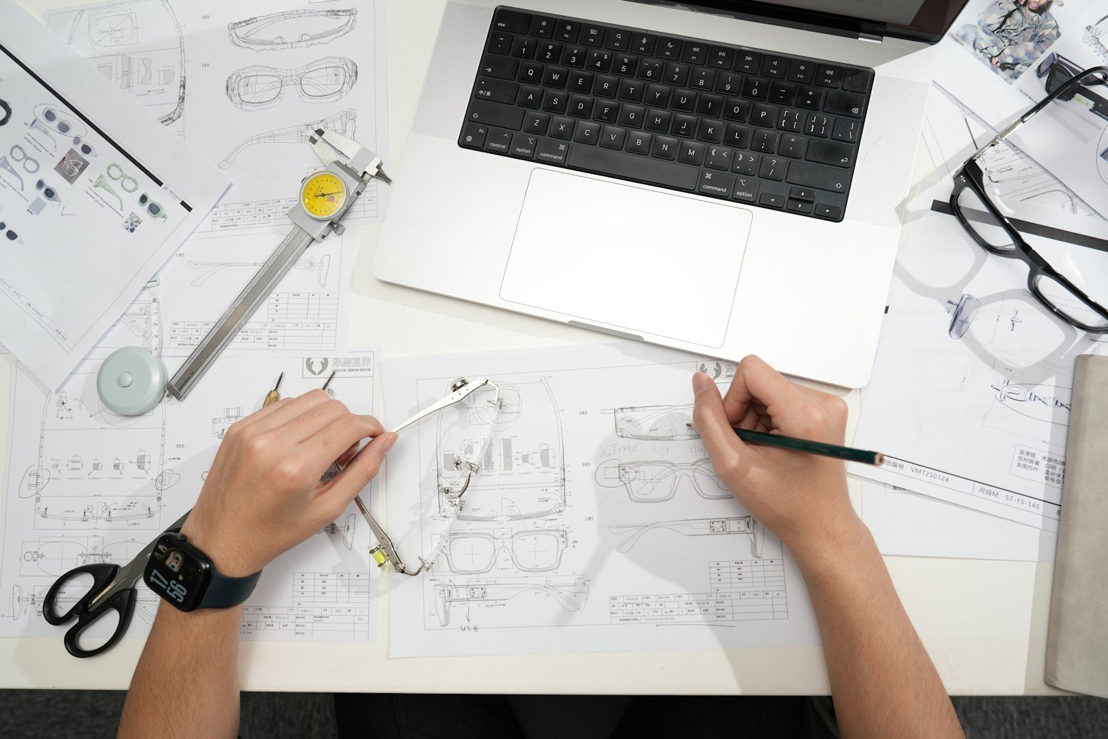 Arquitecto revisando los planos del proyecto antes de presentarlo en el Colegio
