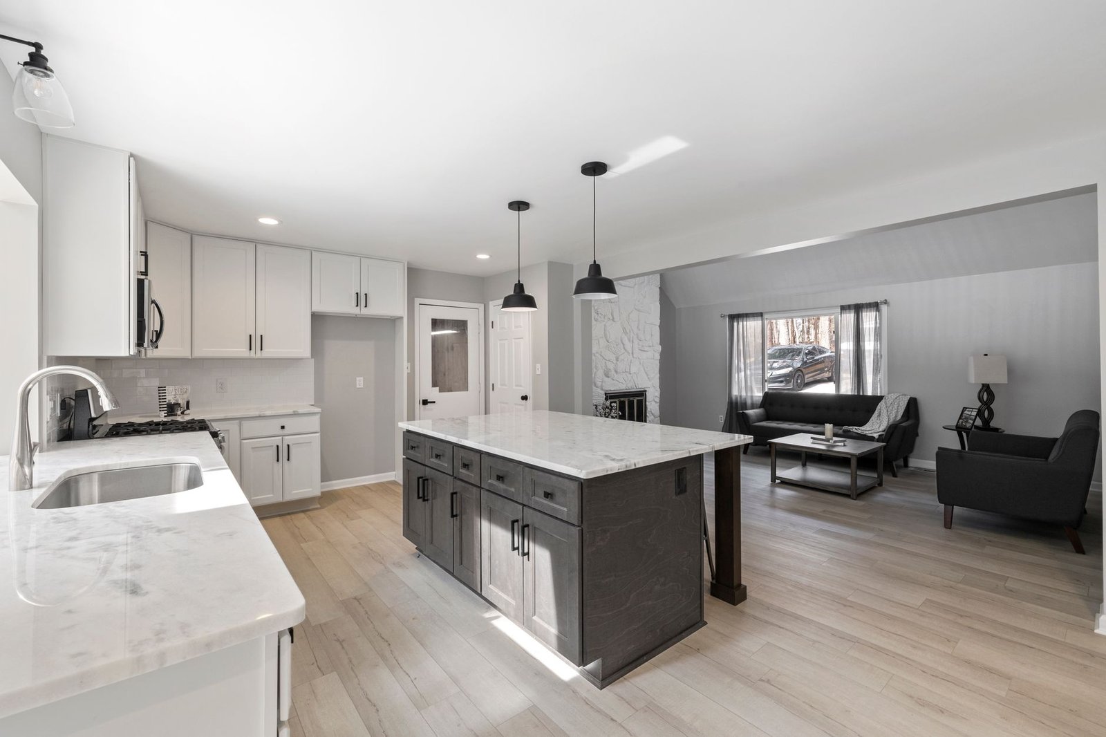 Salón y cocina abiertos tras la reforma integral de una vivienda de 95 metros cuadrados