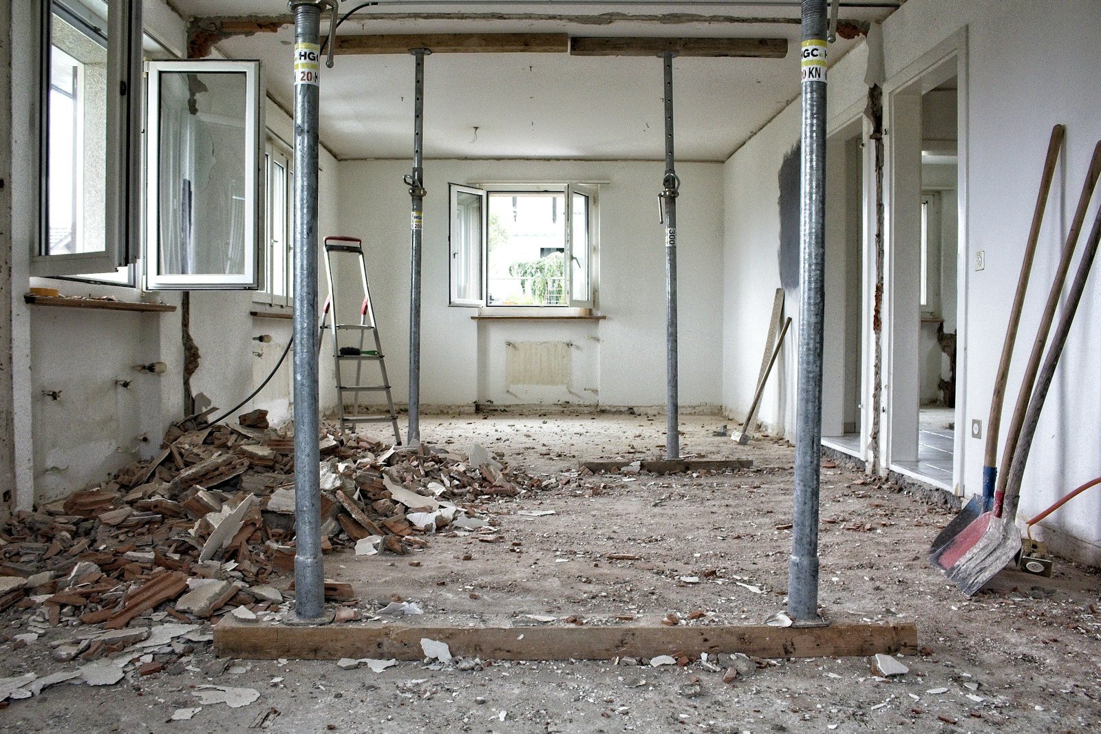 Vivienda en obra con tabiques demolidos e instalaciones vistas durante la intervención